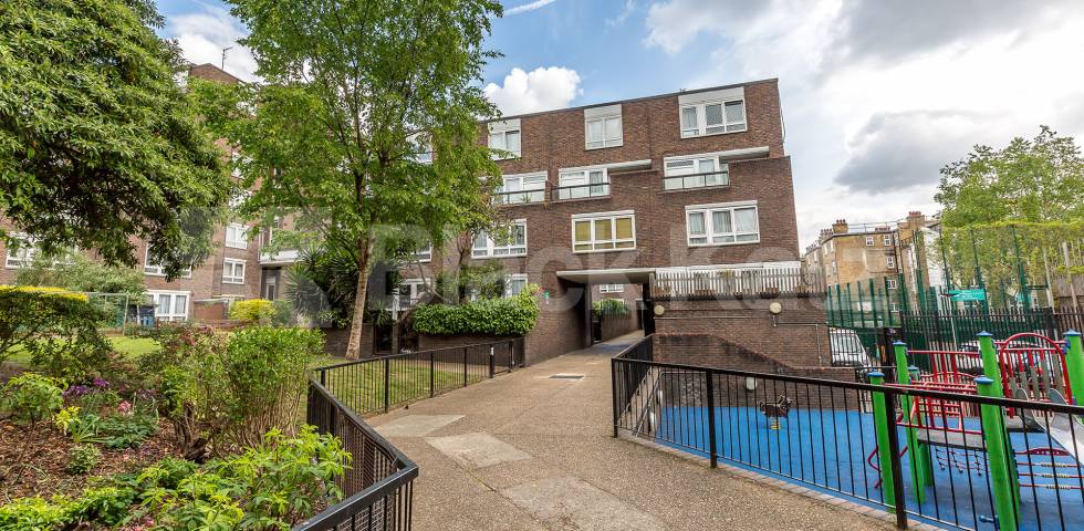 			3 Bedroom, 1 bath, 1 reception Flat			 Oakley Square, Camden
